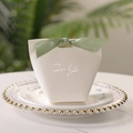 Caja de dulces de boda blanco roto con cinta verde y texto dorado For You - Verde