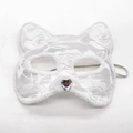 Weiße Spitzenmaske mit Katzenohren, Rosenstickerei und Herz-Edelstein für Halloween - Weiße Spitzen Trendige Katzenmaske mit Herz