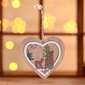 Dettaglio decorazione a cuore in legno con renne e alberi per Natale - Renna di Cuore