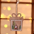 Dettaglio macro dell'etichetta natalizia in legno tagliata al laser con Babbo Natale - Babbo Natale con Sacco di Regali
