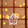 Dettaglio decorazione natalizia in legno a stella con orsetto e cordino rosso - Orsetto Stella 3D