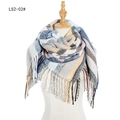 Châle d'hiver à carreaux bleu et gingembre avec longues franges sur un mannequin blanc - Bleu Kaki (FS2-02#)