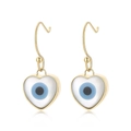 Pendientes de corazón dorados con diseño de ojo turco azul sobre un fondo blanco - Dorado