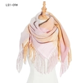 Écharpe à carreaux rose et orange avec de longues franges sur un mannequin de mode - Camel (FS1-09#)