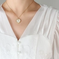 Collar bañado en oro estilo francés con esmalte blanco y detalle de rosa en relieve - Dorado