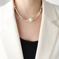 Collar de cuentas de plata irregulares y perla en modelo con blazer blanco - Collar de Perlas Color Acero