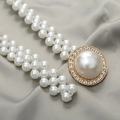 Makro-Detail der eleganten zweireihigen Perlen-Taillenkette mit Strass-Goldschnallen-Verschluss - Große runde Perle