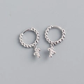 Detailansicht der S925 Sterling Silber Creolen mit Perlenbesetzten Kreuzanhängern - Weißgold