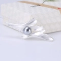 Elegante bladvormige zilveren matte broche met een donkergrijze parel in het midden - 1281-Zilveren Bladparel