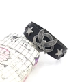 Brazalete punk para hombre en cuero negro con emblema de águila plateada y remaches de estrella - Negro