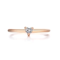 Makroaufnahme eines roségoldenen Rings mit herzförmigem Zirkon in einer Drei-Krallen-Fassung - US 5 / Roségold