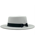 Dettaglio cappello di lana bianco con nastro nero e fiocco laterale dallo stile elegante - M (56-58cm) / Bianco