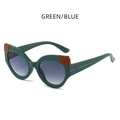 Cat-Eye-Sonnenbrille mit grünem Rahmen, blauen Verlaufsgläsern und Akzenten - Grün/Blau