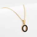 Collar de acero dorado con colgante de letra O en esmalte negro para mujer - Letra O Dorada