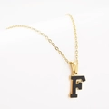 Collar de acero de titanio dorado con colgante de esmalte negro y la letra mayúscula F - Letra F Dorada