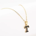 Collar de acero de titanio dorado con un colgante de letra T y detalle de incrustación negra - Letra T Dorada