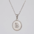 Detailopname van letter B hanger met parelmoer inleg op een zilveren edelstalen ketting - Zilver B