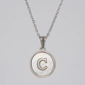 Zilveren roestvrijstalen ketting met ronde schelphanger en letter C-detail - Staal Kleur C
