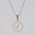 Collar de acero plateado con colgante redondo de nácar blanco y detalle letra S - Plata - Letra S (Con Cadena)