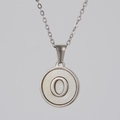 Collar de acero plateado con colgante de letra O sobre concha blanca y cadena fina - Plata - Letra O (Con Cadena)