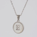 Collar de acero inoxidable plateado con colgante de letra E sobre nácar blanco circular - Plata - Letra E (Con Cadena)