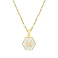 Collar hexagonal dorado con fondo de nácar blanco y letra 'M' centralizada - Con cadena / Letra Blanca M