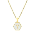 Detalle del colgante hexagonal dorado con nácar blanco y la letra Y grabada - Con cadena / Letra Blanca Y