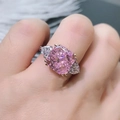 Anello con tormalina rosa finta taglio cushion e pietre laterali scintillanti - Aperto Regolabile / Strass Rosa (Griffa Dorata Lavorazione Pregiata)