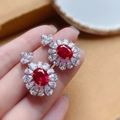 Orecchini a fiore di lusso con pietre preziose rosse ovali e alone di cristalli brillanti - Orecchini a Bottone (Coppia) / Rosso Rubino