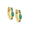 Dettaglio di orecchini huggie dorati con zirconi verde smeraldo taglio marquise - Zircone Verde