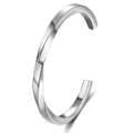 Polierter silberner Edelstahl-Armreif mit minimalistischem Mobius-Twist-Design - Stahlfarbe