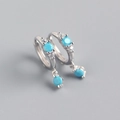 Primer plano de pendientes de aro de plata 925 con turquesa azul redonda y acentos de circón - Plata 925 / Oro Blanco