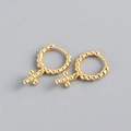 Nahaufnahme der goldenen Creolen aus S925 Sterlingsilber mit Perlen und Kreuzanhänger - Gold