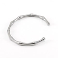 Brazalete abierto de acero inoxidable plateado pulido con diseño de bambú fino - Color Acero