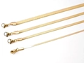 Detalle de cuatro cadenas de hojas de acero inoxidable dorado en varios anchos con cierres - 2.0mm*40+5cm / Dorado