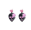 Dettaglio di orecchini teschio scuri con cuore floreale rosa su base acrilica - Stile Scheletro e Cuore Rosa (15)