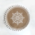 Tovaglietta rotonda in iuta marrone con ricamo mandala bianco e bordo con pompon bianchi - Pom Pon Bianco Stile 2