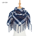 Écharpe classique à carreaux et franges bleu marine, blanc et marron sur mannequin - Bleu Marine (FS4-02#)