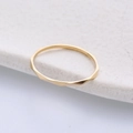Minimalistischer geometrischer Ring aus goldfarbenem Titanstahl auf weißem Marmor - US 5 / Gold