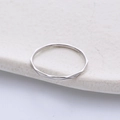 Minimalistischer geometrisch facettierter Titanstahlring mit poliertem Silberfinish für Punk-Stil - US 5 / Stahlfarbe