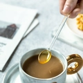 Cucchiaio in vetro resistente al calore con punta ambrata che versa sciroppo nel caffè - Giallo