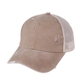 Dettaglio del cappellino da baseball kaki con bordi usurati e rete traspirante - Cachi