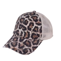 Dettaglio della trama leopardata e della rete traspirante color kaki del cappellino - Stampa leopardata