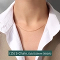 Minimalist 0.8mm gold-plated S-chain necklace in 18K titanium steel on a female model - S-Chain 40+5cm / Gold