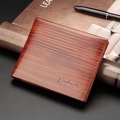 Cartera de hombre marrón con textura de madera junto a una pluma estilográfica - Marrón Claro