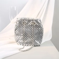 Silberne Strass-Beuteltasche mit elegantem Metallnetz und langer Schlangenkette - Silber
