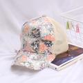 Gorra de béisbol de malla para mujer con lentejuelas y diseño geométrico colorido - Ajustable / Beige