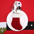 Porte-couverts de Noël en tricot style mini chaussette sur une assiette décorative - Porte-Couverts Chaussette de Noël Tricotée