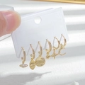 Set mit goldenen Ohrringen, besetzt mit Zirkonia-Stern- und Mondanhängern auf Weiß - 5er Pack / Gold