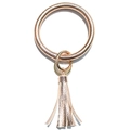 Dettaglio del portachiavi a bracciale in pelle oro rosa con nappa e finitura lucida - Champagne